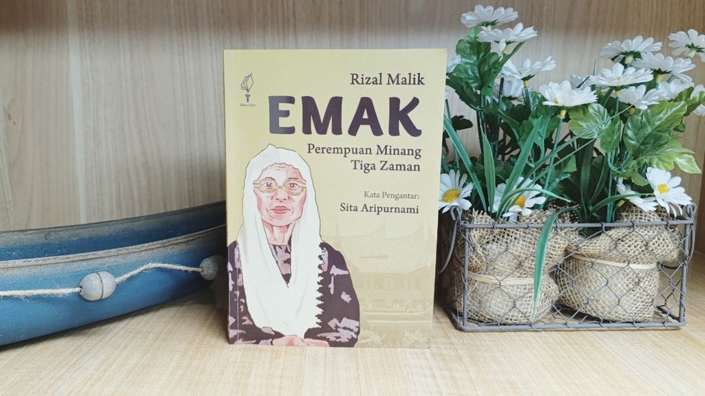 Halaman muka buku berjudul <i>Emak: Perempuan Minang Tiga Zaman</i>. 