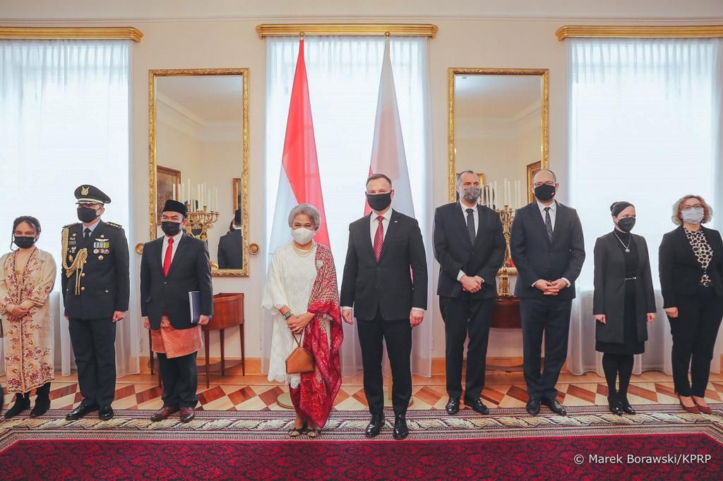 Duta Besar Indonesia untuk Polandia Anita Luhulima (keempat dari kiri) berfoto bersama Presiden Polandia Andrzej Duda (tengah), 22 Februari 2022 di Warsawa, Polandia, seusai menyerahkan kredensial.