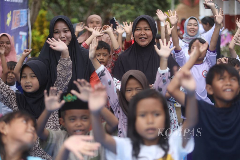 Anak-anak korban gempa bermain bersama guru yang tergabung dalam Balai Besar Guru Penggerak Jawa Barat (BBGP Jabar) di halaman sekolah SDN Giriwinaya, Jambudipa, Kecamatan Warungkondang, Kabupaten Cianjur, Jawa Barat (2/12/2022). 