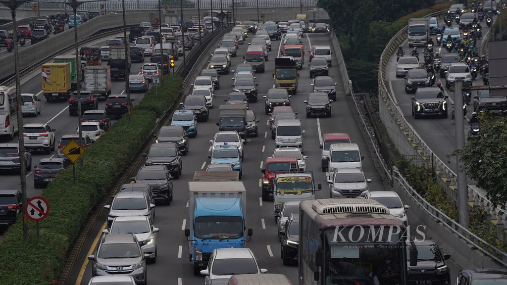 Kepadatan lalu lintas kendaraan di Jalan Gatot Subroto, Jakarta Selatan, Jumat (25/8/2023). 