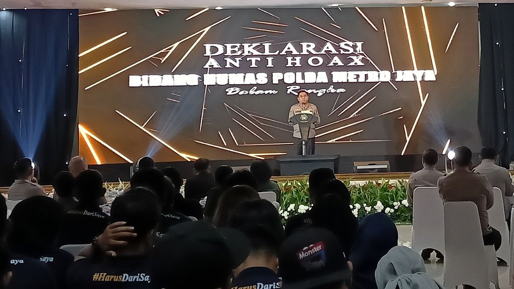 Kepala Polda Metro Jaya Inspektur Jenderal Karyoto memberikan sambutan acara deklarasi antihoaks di Polda Metro Jaya, Selasa (10/10/2023).