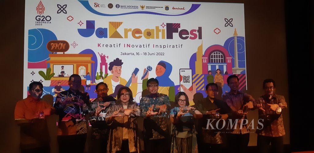 Foto bersama seusai konferensi pers Jakarta Kreatif Festival 2022 di Plaza Indonesia, Jakarta, Selasa (7/6/2022).
