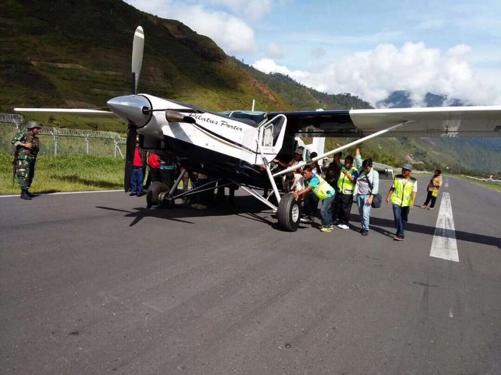 Pesawat Susi Air yang ditembaki oknum anggota Kelompok Kriminal Bersenjata saat mendarat di Bandara Mulia, Kabupaten Puncak Jaya, Papua, Jumat (16/6).
