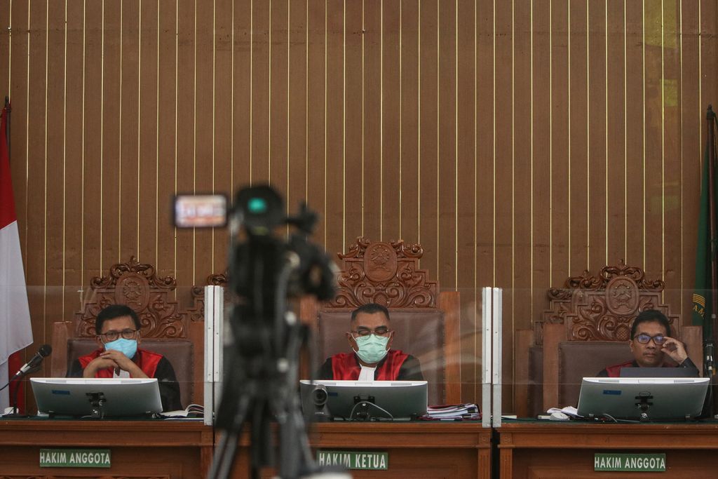 Majelis hakim meyimak nota pembelaan yang sedang dibacakan di Pengadilan Negeri Jakarta Selatan, Selasa (24/1/2023). Pengadilan Negeri Jakarta Selatan kembali menggelar sidang lanjutan kasus pembunuhan berencana terhadap Nofriansyah Yosua Hutabarat atau Brigadir J dengan terdakwa Ricky Rizal. 