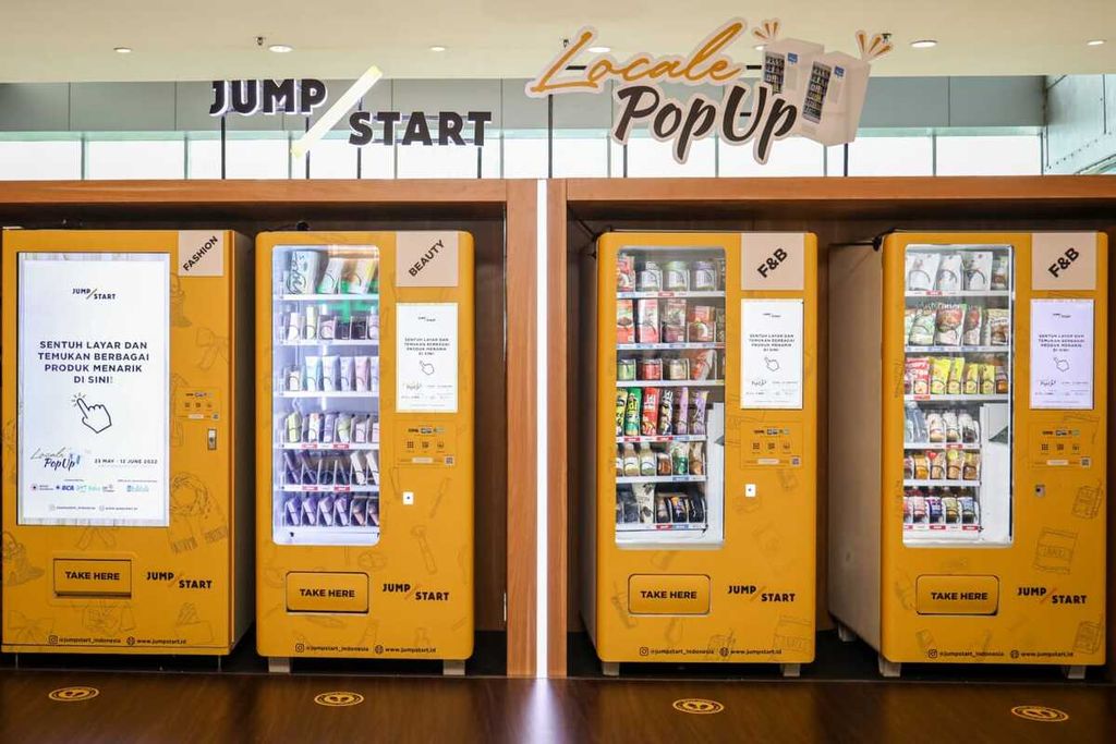 <i> Vending machine</i> UMKM sebagai hasil kerja sama antara Bibli dan Jumpstart diluncurkan di Locale Pop Up, West Mall Grand Indonesia, Jakarta, Senin (30/5/2022), Ini menjadi salah satu terobosan yang dapat membantu dalam meningkatkan omzet UMKM. 