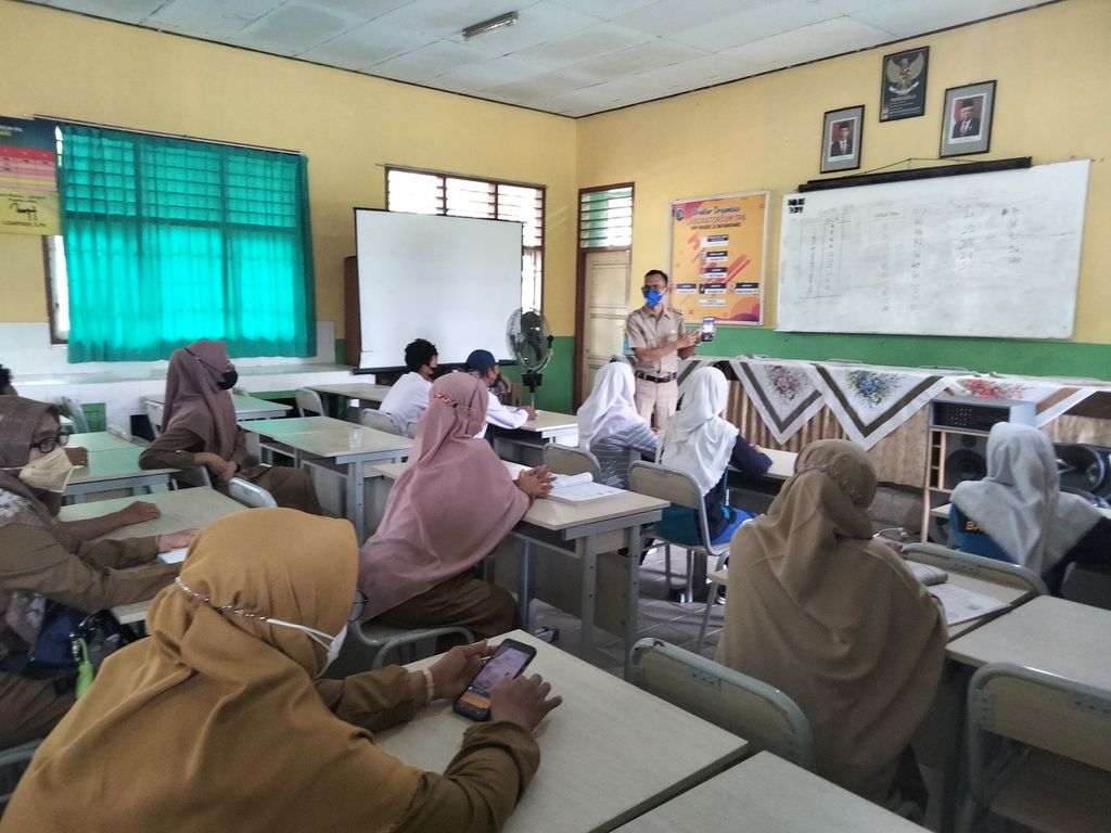 Dedi Hendriyanto, guru SMPN 21 Batanghari, Jambi, melatih para guru di Jambi memproduksi sejumlah konten pembelajaran digital selama masa pandemi, pertengahan 2021 lalu.