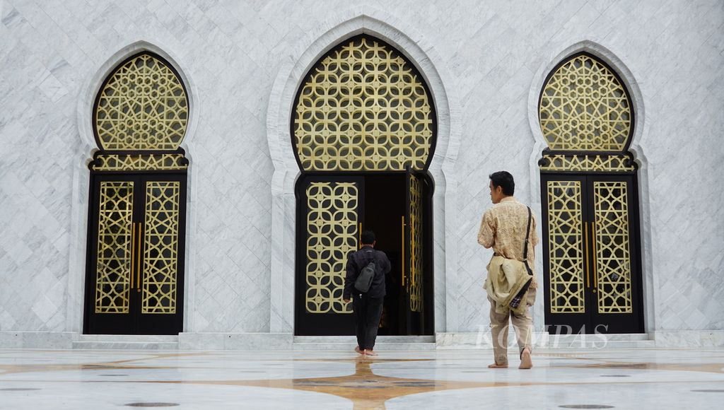 Suasana masjid sebelum pengunjung melaksanakan shalat dhuhur di Masjid Raya Sheikh Zayed Surakarta, Kota Surakarta, Jawa Tengah, Rabu (22/2/2023). Masjid itu digunakan secara penuh pada 28 Februari 2023. Saat ini, pengelola tengah melaksanakan simulasi operasional masjid.