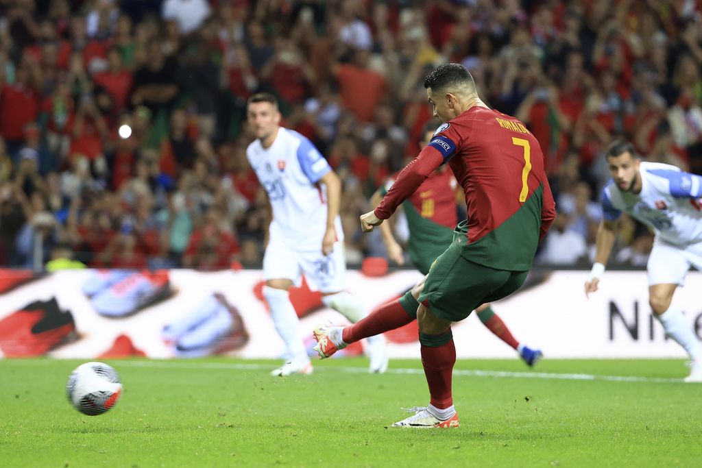 Pemain timnas Portugal, Cristiano Ronaldo, mencetak gol ke gawang Slowenia dari titik penalti pada laga kualifikasi Piala Eropa 2024 Grup J di Stadion Dragao, Porto, Portugal, Sabtu (14/10/2023) dini hari WIB. Ronaldo mencetak dua gol dan Portugal menang 3-2 pada laga itu.
