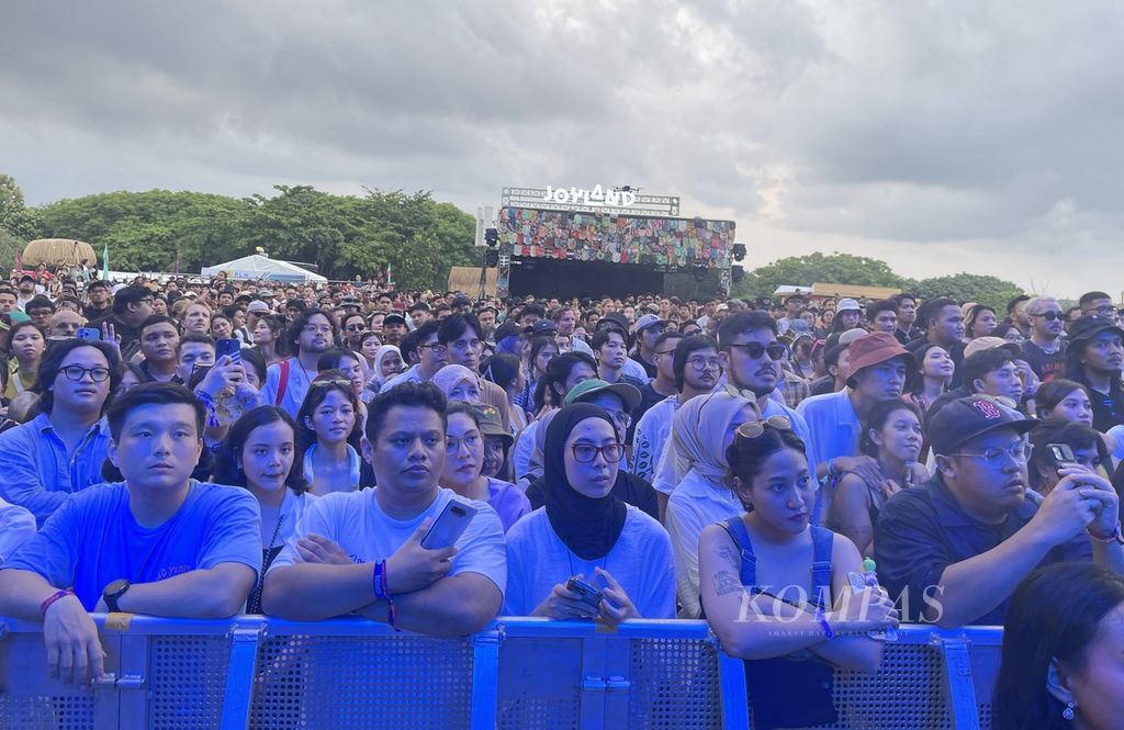 Penonton menghayati lagu-lagu sendu yang dibawakan duo Kings of Convenience di festival Joyland edisi Bali 2024, Sabtu (2/3/2024).