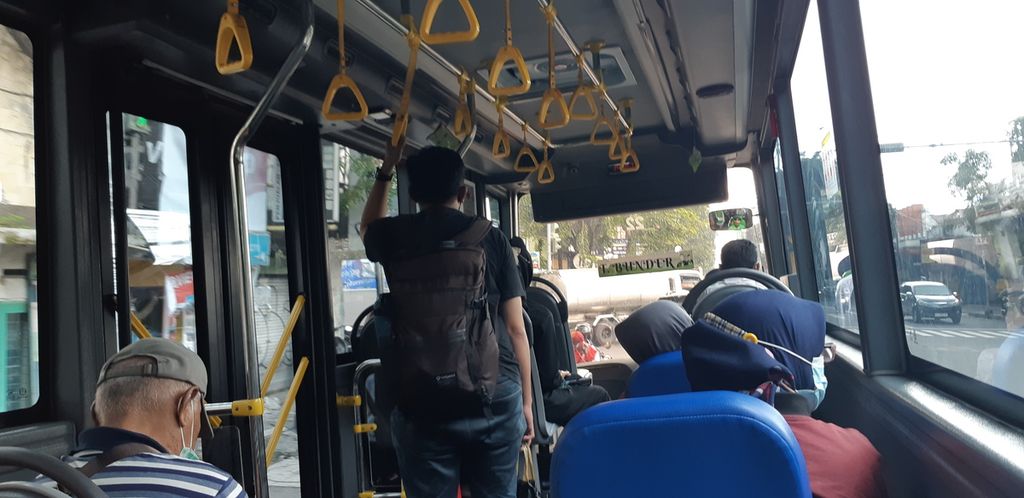 Penumpang bus Trans Jatim bersiap turun, Jumat (20/1/2023). Trans Jatim merupakan angkutan massal untuk penumpang yang nyaman dan nyaman dengan harga terjangkau. Tingkat keterisian penumpangnya rata-rata tinggi atau diatas 60 persen, bahkan sampai 138 persen pada Desember 2022 lalu. 
