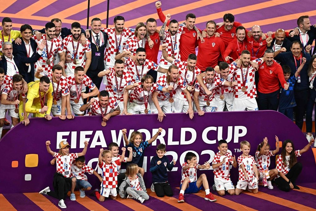 Pemain Kroasia melakukan selebrasi seusai pertandingan perebutan tempat ketiga Piala Dunia Qatar antara Kroasia dan Maroko di Stadion Khalifa, Doha, Sabtu (17/12/2022). Kroasia merebut tempat ketiga dengan mengalahkan Maroko, 2-1. 