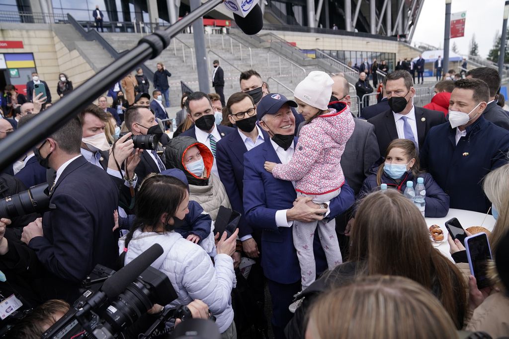 Presiden Amerika Serikat Joe Biden bertemu sejumlah pengungsi Ukraina dan para pekerja kemanusiaan di Stadium PGE Narodowy di Kota Warsawa, Polandia, Sabtu (26/3). (AP Photo/Evan Vucci)