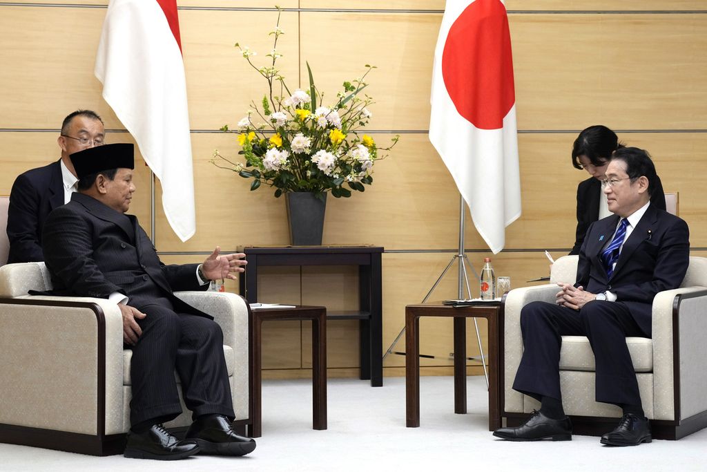 Calon presiden pemenang Pemilu 2024 Prabowo Subianto, yang juga Menteri Pertahanan, bertemu dengan Perdana Menteri Jepang Fumio Kishida bertemu di kantor perdana menteri di Tokyo, Jepang, 3 April 2024. 