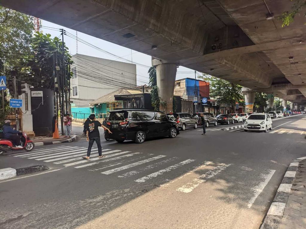 Persimpangan di Jalan Haji Naim II dan Jalan Haji Naim III, Cipete Utara, Jakarta Selatan, yang menjadi salah satu lokasi rencana lokasi penutupan titik putar balik oleh Dinas Perhubungan DKI Jakarta, Selasa (23/5/2023).