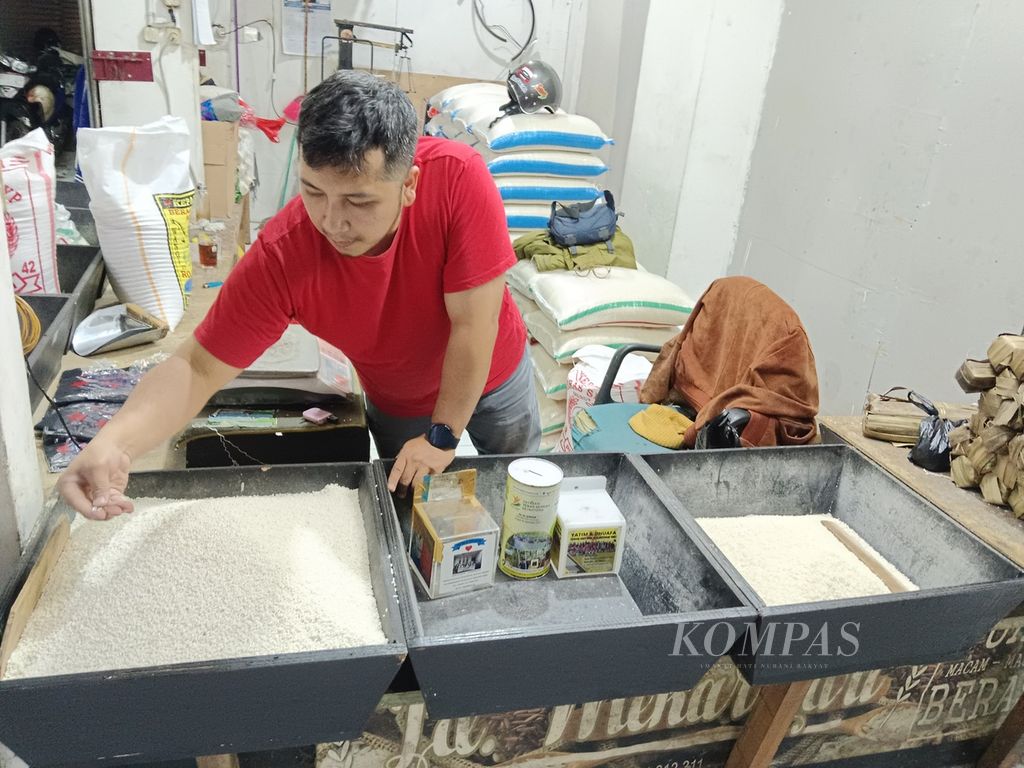 Tampak Andri Muhammad Thahir, salah seorang pedagang beras di Pasar Kosambi, Kota Bandung, Jawa Barat, Jumat (16/2/2024). Harga beras medium mencapai Rp 15.500 per kilogram.