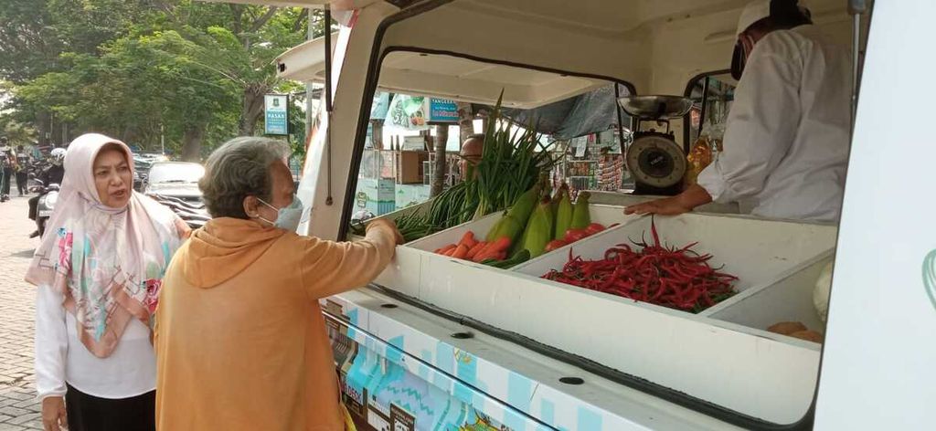 Si Jampang atau Belanja Gampang milik Perumda Pasar Kota Tangerang melayani pelanggan di Kelurahan Pasar Baru dan Jalan Berhias, Kecamatan Karawaci, Rabu (12/10/2022).