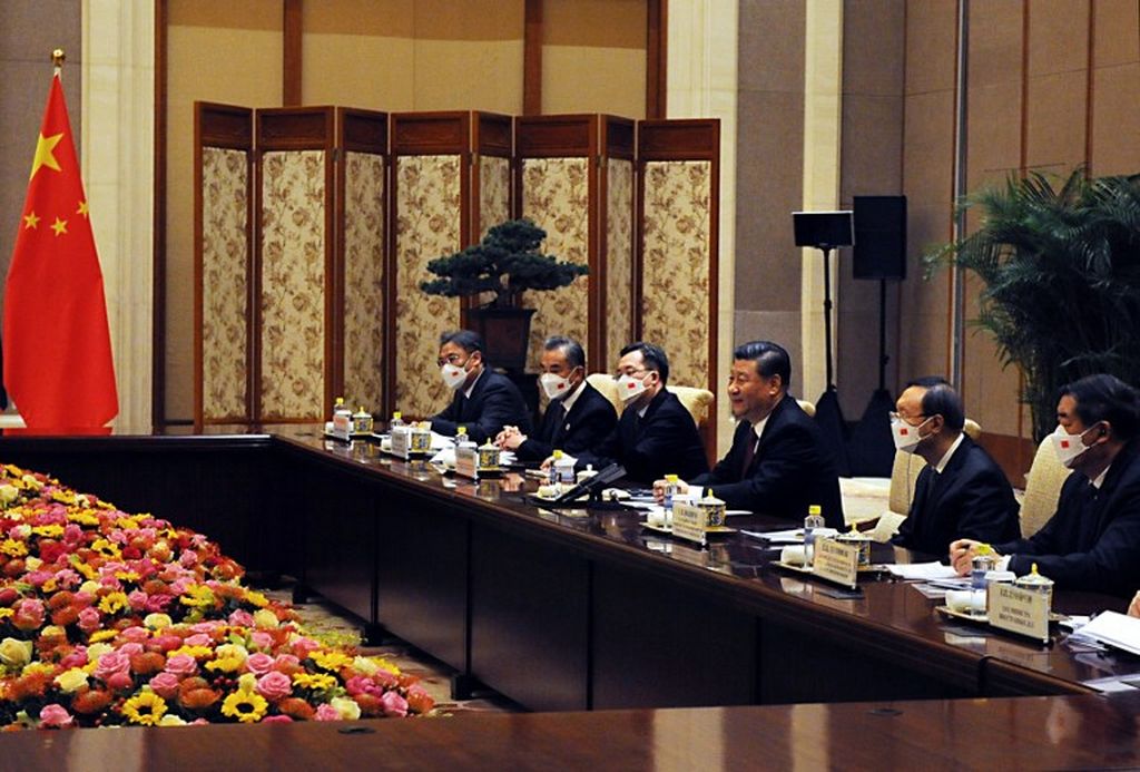 Presiden China Xi Jinping (tengah, kanan) menghadiri pertemuan dengan Presiden Rusia Vladimir Putin (tak tampak di gambar) di Beijing, 4 Februari 2022. 