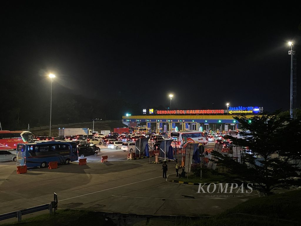 Suasana lalu lintas di depan Gerbang Tol Kalikangkung, Kota Semarang, Jawa Tengah, Sabtu (6/4/2024) malam. Antrean kendaraan mulai berkurang setelah diberlakukan <i>one way</i> lokal hingga Tol Bawen, Kabupaten Semarang. 