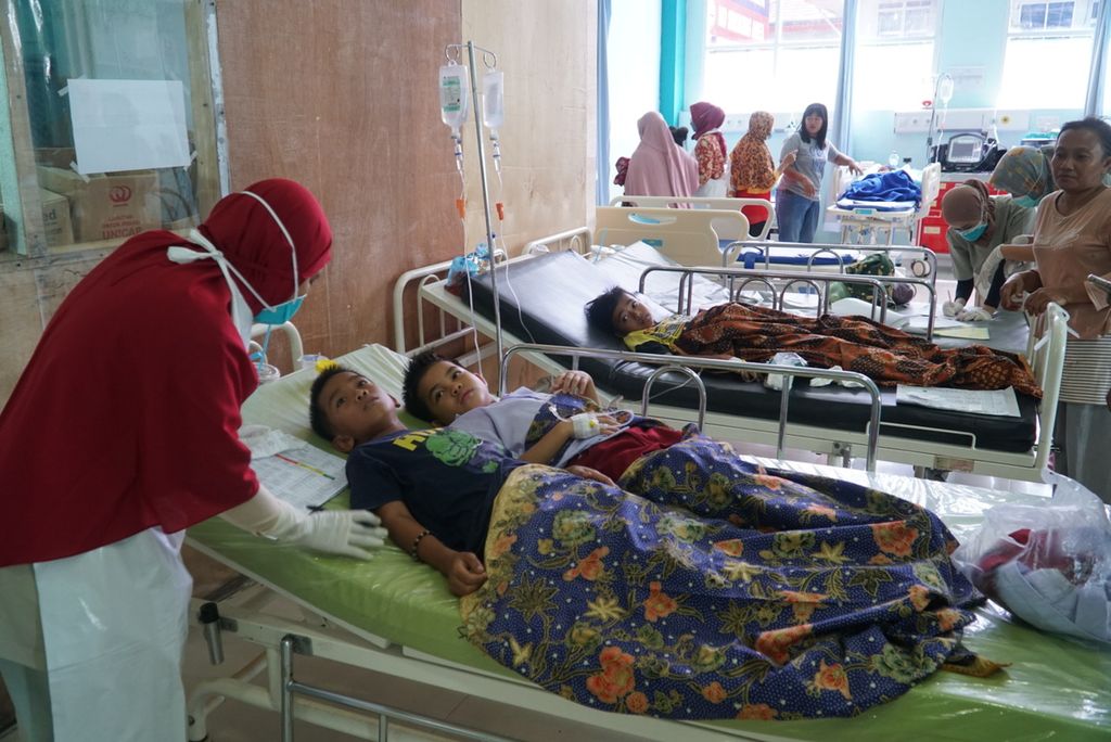 Petugas kesehatan melakukan perawatan terhadap siswa SD 29 Gunung Sarik yang mengalami keracunan jajanan bakso bakar di Instalasi Gawat Darurat RSUD dr Rasidin Padang, Sumatera Barat, Selasa (11/1/2022). Total ada 30 siswa, serta lima orangtua siswa dan warga keracunan makanan yang dijual di sekitar sekolah tersebut.