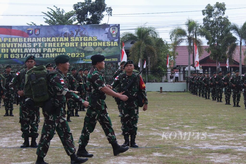 Panglima TNI Laksamana Yudo Margono memeriksa prajurit Batalyon Infanteri Raider 631/Antang, Kota Palangkaraya, Kalteng, yang bakal dikirim ke Papua, Kamis (30/3/2023).