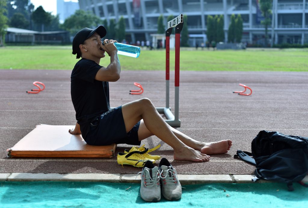 Pelari putri muda Indonesia Valentin Vanesa Lonteng istirahat sejenak di sela latihan di Stadion Madya Senayan, Jakarta, Senin (31/10/2022). 