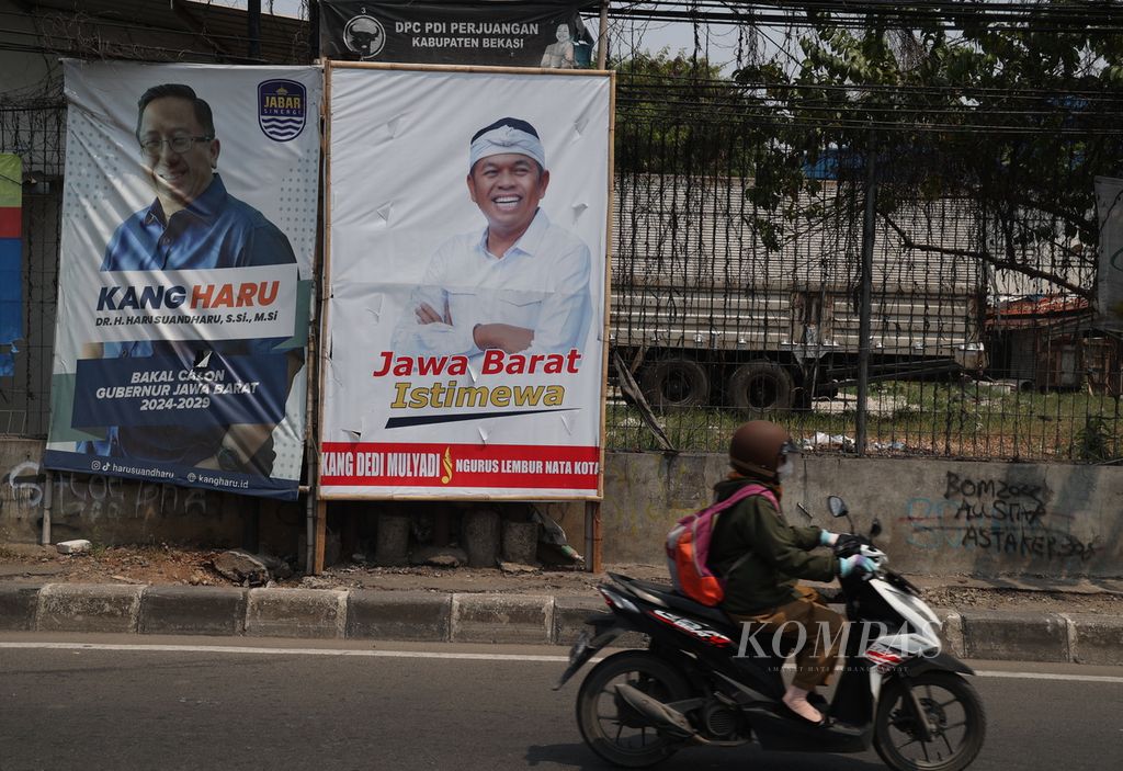 Para bakal calon gubenur Jawa Barat memasang foto diri mereka di kawasan Tambun, Bekasi, Jawa Barat, Selasa (20/8/2024). 