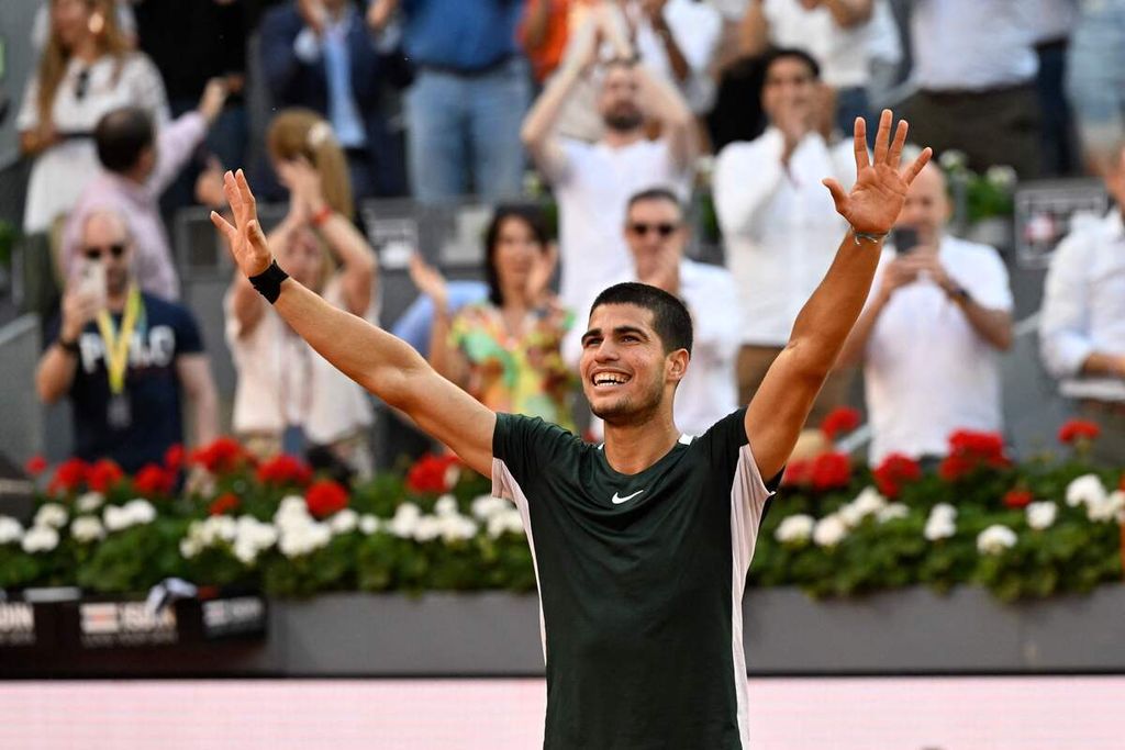 Petenis Spanyol, Carlos Alcaraz, merayakan kemenangannya atas petenis Serbia, Novak Djokovic, pada semifinal ATP Madrid Terbuka, di lapangan tanah liat Caja Magica, Madrid, Sabtu (7/5/2022). Pada laga itu, Alcaraz menang dengan skor 6-7 (5), 7-5, 7-6 (5).