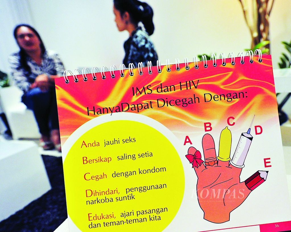 Konsultasi mengenai kesehatan reproduksi di salah satu klinik di Jakarta. Edukasi yang cukup mengenai pentingnya menjaga kesehatan reproduksi menjadi bekal yang penting bagi remaja dalam pergaulan sehari-hari. 