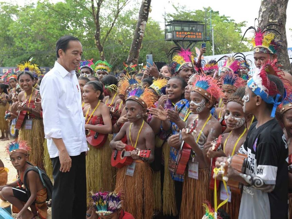 Para pelajar menyambut meriah kehadiran Presiden Joko Widodo di Kawasan Pantai Semau, Kabupaten Biak Numfor, Provinsi Papua, Kamis, (23/11/2023).