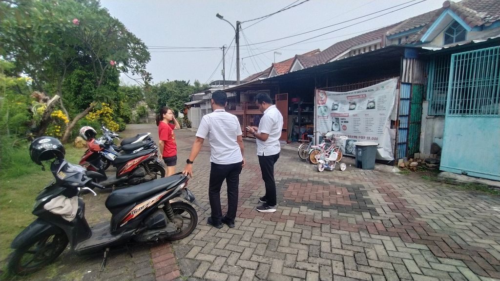 Dua penyidik Polres Metro Jakarta Barat mendatangi kompleks Citra Garden 1, Kalideres, Jakarta Barat, Senin (14/11/2022). Keduanya meminta keterangan tetangga terkait kematian satu keluarga.