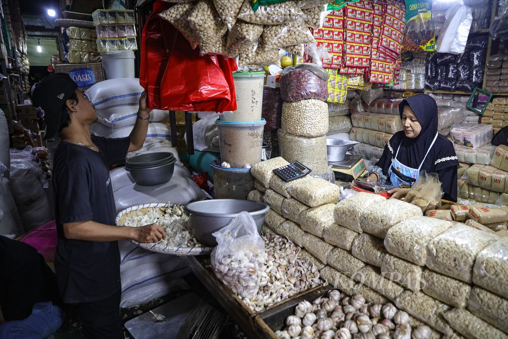 Pedagang menghitung hasil penjualan di Pasar Induk Kramat Jati, Jakarta Timur, Selasa (2/4/2024). 