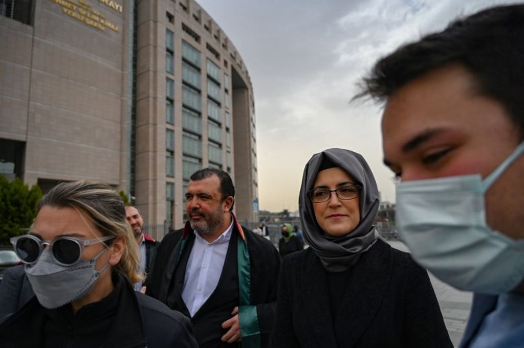 Hatice Cengiz (kedua dari kanan), tunangan mendiang wartawan Jamal Khashoggi, saat keluar dari gedung Pengadilan Istanbul, Kamis (7/4/2022). 