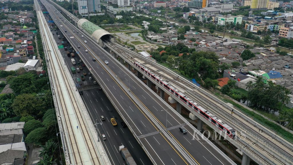 LRT Jabodebek diletakkan di sepanjang lintas pelayanan di sekitar Stasiun LRT Jatimulya atau Stasiun LRT Bekasi Timur, Kecamatan Tambun Selatan, Kabupaten Bekasi, Jawa Barat, Kamis (11/5/2023). Setelah lima tahun proses persiapan, LRT Jabodebek dipastikan siap beroperasi pada Juli 2023. 