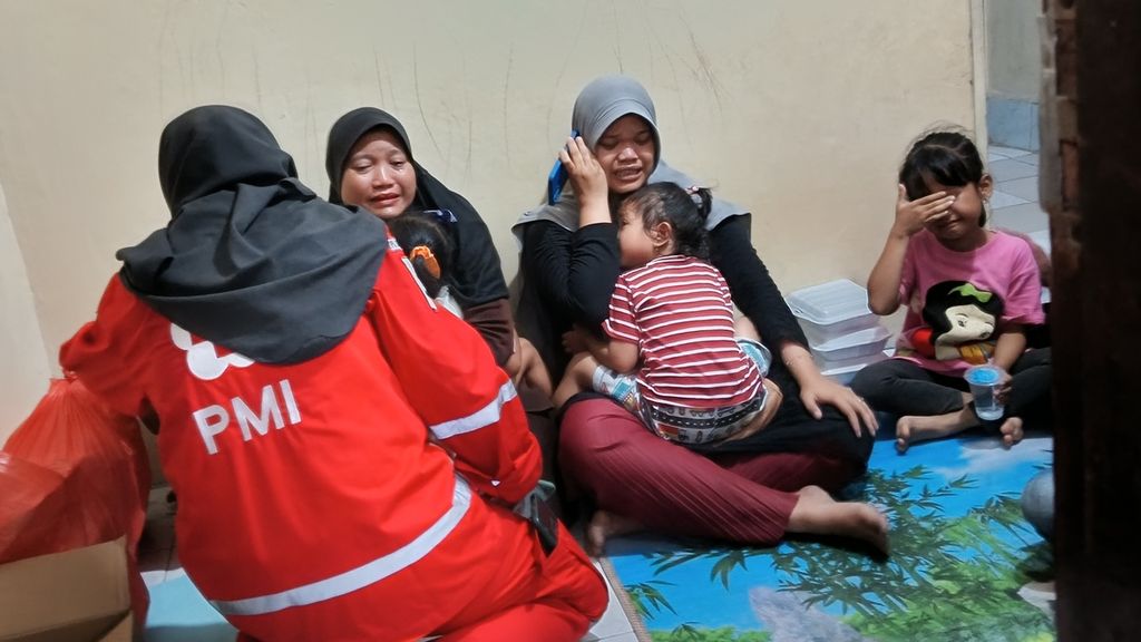 Ilustrasi. Keluarga korban menangis setelah semua korban longsor di Kampung Sirnasari, Kelurahan Empang, Bogor Selatan, Kota Bogor, Jawa Barat, berhasil dievakuasi, Jumat (17/3/2023).