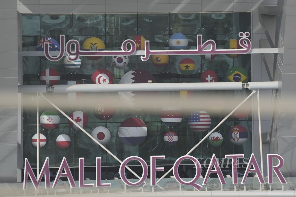 Hiasan bendera-bendara peserta Piala Dunia 2022 dipajang di Mall of Qatar Kamis (17/11/2022). Warga Qatar menyambut perhelatan Piala Dunia yang akan berlangsung 20 November - 18 Desember 2022 dengan menghias kota mereka dengan pernik yang berkaitan dengan Piala Dunia.