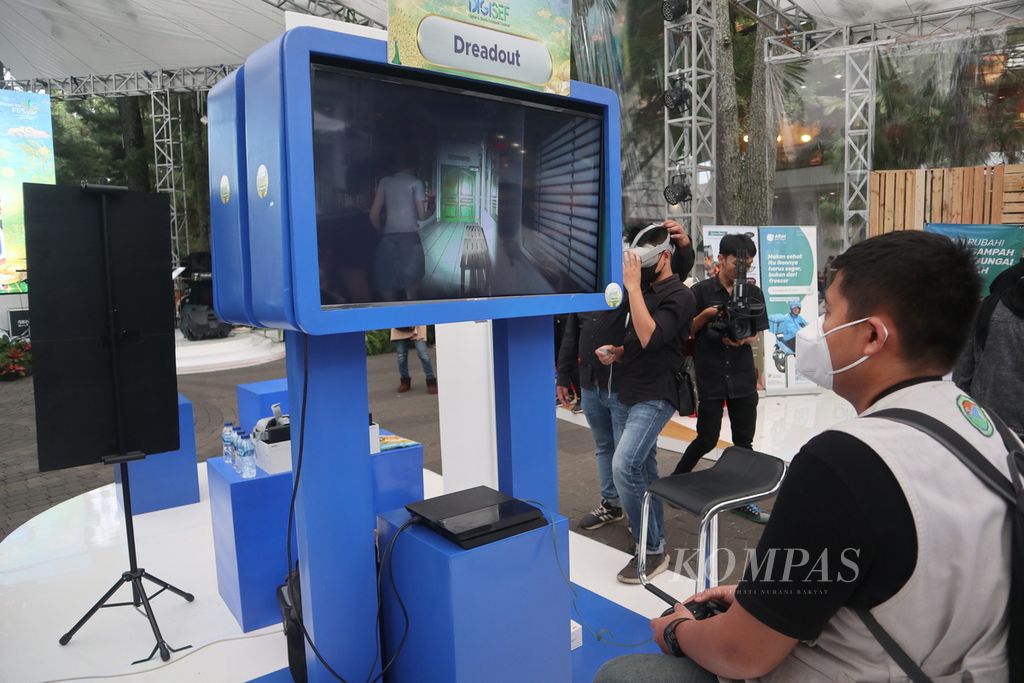 Visitors try out games during the Digital and Sharia Economic Festival (Digisef) event at Cihampelas Walk, in the city of Bandung, West Java, on Saturday (3/9/2022). The event held by Bank Indonesia Jabar contains discussions on Islamic economics and food security, exhibitions of SME products and boarding schools, gaming exhibitions, and fashion shows.