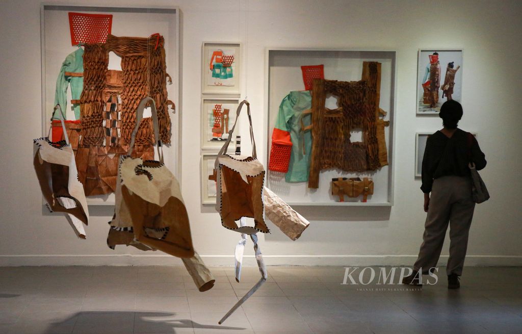 Pengunjung mengamati karya perupa Mella Jaarsma berjudul "A Taste of Behind" dalam  pameran dengan tema<i> Infusions Into Contemporary Art </i>di Galeri Nasional Indonesia di Jakarta, Kamis (31/3/2022). Pameran akan berlangsung hingga 24 April 2022.