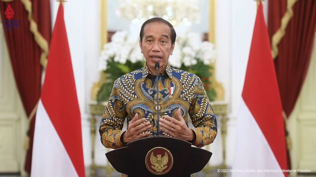 Presiden Joko Widodo saat menyampaikan pernyataan tentang mudik dan pemberian tunjangan hari raya serta gaji ke-13 tahun 2022, di Jakarta, Kamis (14/4/2022).