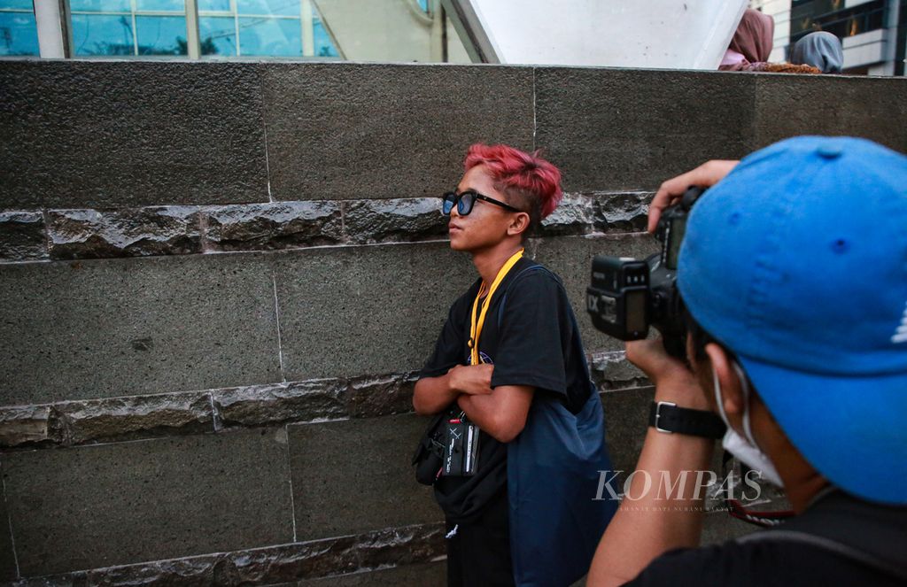 Irgi, anak Citayam, berpose saat difoto oleh media di kawasan Dukuh Atas, Kecamatan Tanah Abang, Jakarta Pusat, Jumat (22/7/2022). Irgi mengakui kerap kali mendapat tawarann <i>endorse</i> produk setelah populer melalui Citayam Fashion Week.