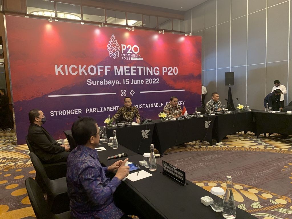 Ketua BKSAP DPR Fadli Zon bersama Wakil Ketua BKSAP DPR Mardani Ali Sera menggelar diskusi sebelum dimulainya acara Kickoff Meeting P20” di Surabaya, Jawa Timur, Rabu (15/6/2022).