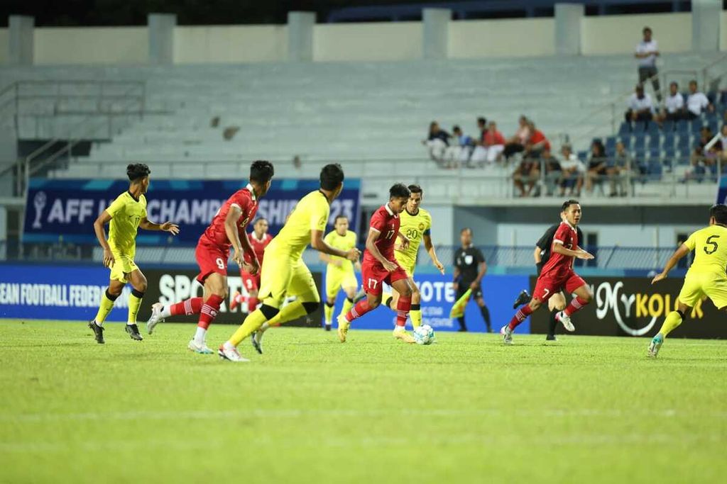 Penyerang tim sepak bola Indonesia U-23, Irfan Jauhari, menggiring bola di tengah kepungan bek Malaysia pada laga pembuka Piala AFF di Stadion Provinsi Rayong, Thailand, Jumat (18/8/2023) malam.