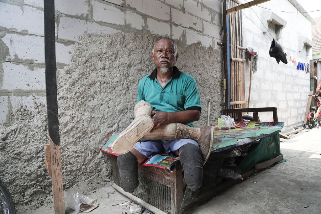 Kasmin (57) diamputasi kedua kakinya karena penyakit kusta yang diderita sejak anak-anak. Kedua kaki palsunya mulai rusak sejak lima tahun terakhir, tetapi ia tetap menggunakannya. Sebab, hanya dengan kaki palsu itu ia bisa bekerja dengan nyaman. 