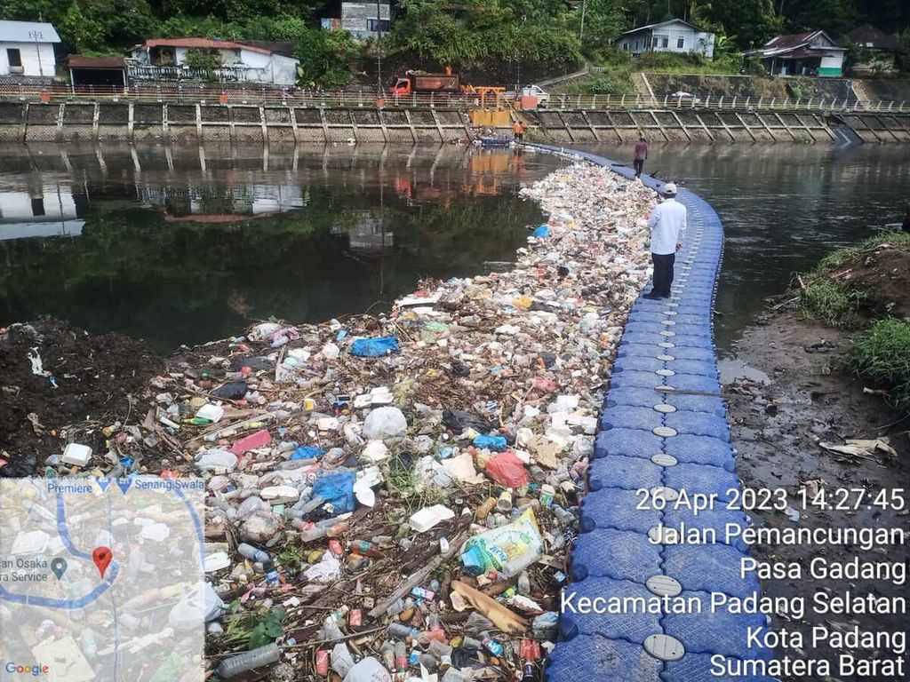 Sampah yang terjaring di kubus apung yang dipasang Dinas Lingkungan Hidup (DLH) Kota Padang di Batang Arau, Kecamatan Padang Selatan, Padang, Sumatera Barat, Rabu (26/4/2023).