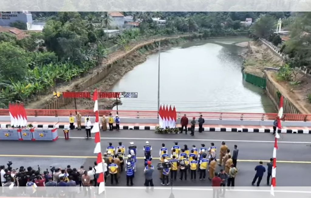 Presiden Joko Widodo meresmikan penggantian 16 jembatan <i>callender hamilton</i>, 22 ruas jalan daerah yang diperbaiki dengan program Inpres Jalan Daerah, serta Jembatan Ciloseh dari Jembatan Citanduy, Kota Banjar, Jawa Barat, Kamis (29/8/2024).