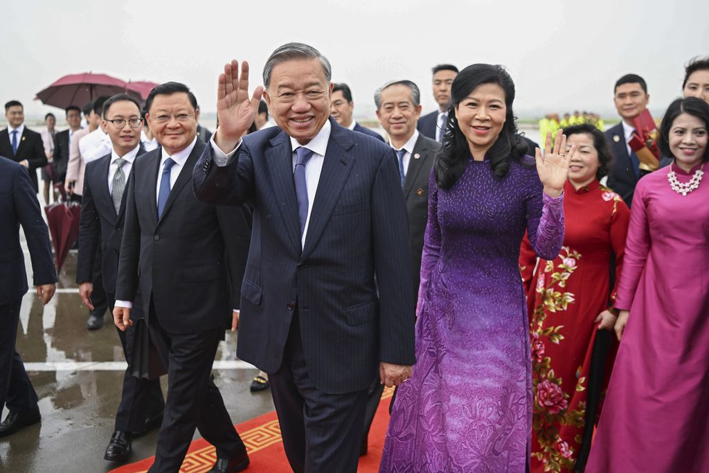 Presiden Vietnam To Lam bersama istri tiba di Guangzhou, China, dalam kunjungan kerja tiga hari, Minggu (18/8/2024). 