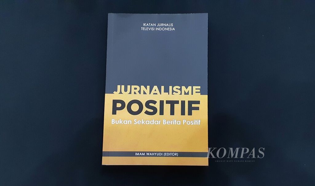 Buku "Jurnalisme Positif: Bukan Sekadar Berita Positif" diluncurkan di Jakarta, Senin (17/4/2023).