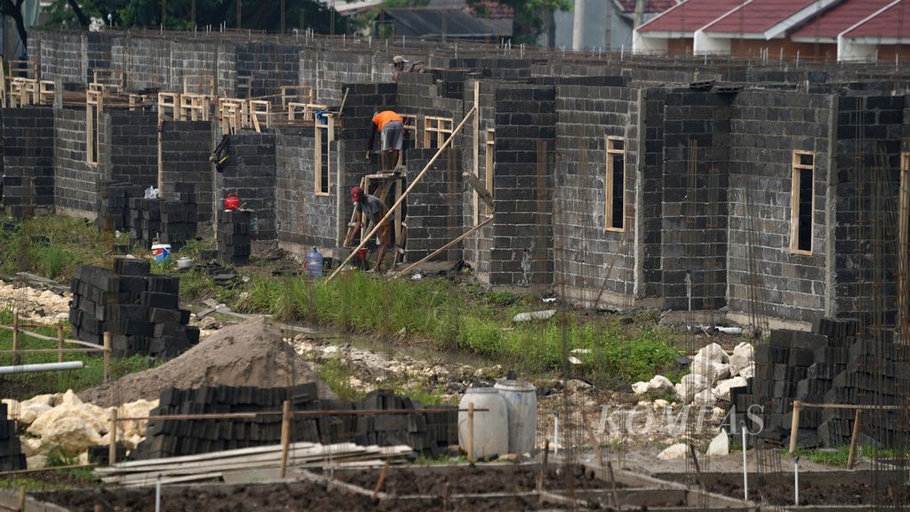 Pekerja merampungkan rumah tapak di Tambun Selatan, Kabupaten Bekasi, Jawa Barat, Minggu (12/3/2023). Pemerintah terus mendorong penyediaan rumah layak huni bagi masyarakat berpenghasilan rendah. Namun, penyesuaian harga rumah bersubsidi yang terus tertunda dinilai bakal menghambat pasokan rumah bersubsidi bagi masyarakat berpenghasilan rendah. 