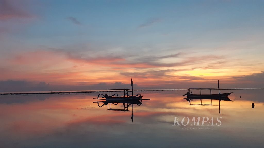 Suasana menjelang matahari terbit di kawasan Pantai Sindhu, Sanur, Bali, Minggu (13/11/2022). Bali saat ini berharap sektor wisata mereka kembali pulih usai 2 tahun dijerat pandemi Covid-19.