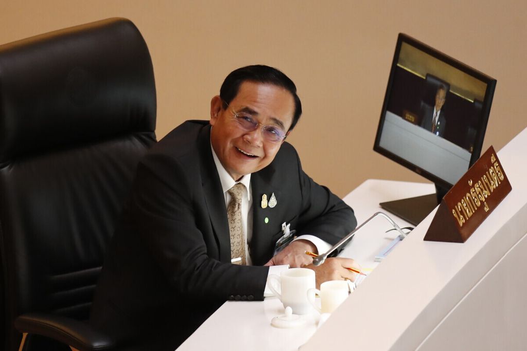 Perdana Menteri Thailand Prayuth Chan-o-cha semringah setelah berhasil lolos dari mosi tidak percaya di Bangkok pada 20 Februari 2021. Pemerintahannya dituduh korup, tidak becus menangani pandemi Covid-19, dan banyak melakukan kekerasan terhadap rakyat.