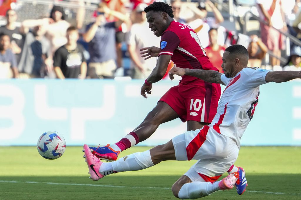 Pemain Kanada, Jonathan David (kiri), menendang bola untuk mencetak gol ke gawang Peru pada laga Grup A Copa America 2024 di Kansas City, Amerika Serikat, Rabu (26/6/2024) WIB. Kanada menang dengan skor 1-0.